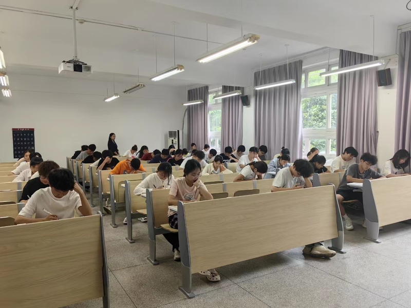 6商学院学生正在认真参加期末考试